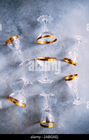 Verres à champagne élégant avec 18 carats d'or studio shot, concept de célébration et holoiday. Banque D'Images