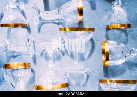 Verres à champagne élégant avec 18 carats d'or studio shot, concept de célébration et holoiday. Banque D'Images