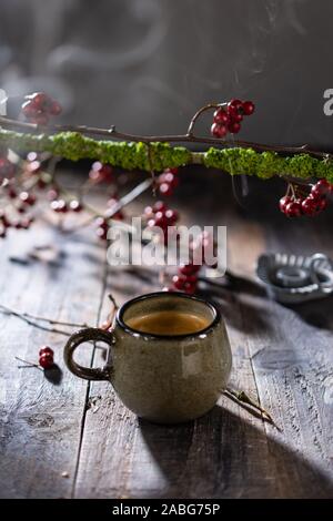 Matin petit-déjeuner café sur une vieille table en bois, un climat d'hiver.de délicieux desserts faits maison et Banque D'Images