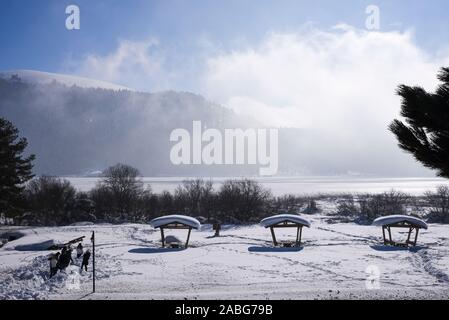 Le lac Abant à Bolu, Turquie en un jour d'hiver enneigé. Certaines personnes prennent une photo de groupe. Banque D'Images