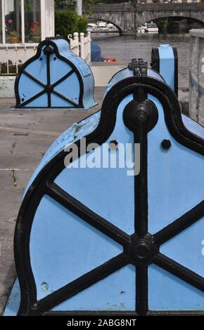 Westmeath Athlone Co./IrelandJune 12 2016 : trois appareils d'écluses historiques bleu sur le côté de la rivière Shannon Banque D'Images