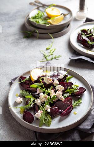 Salade de betteraves carpaccio de fromage de roquette et citron Banque D'Images