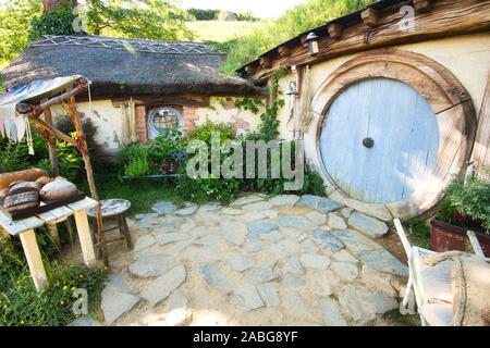 Maison de Hobbit dans la comté, Hobbiton Movie Set, Nouvelle Zélande Banque D'Images