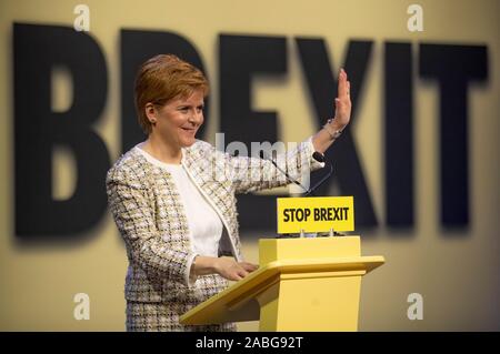 Premier ministre Nicola Sturgeon au SNP générale manifeste lancé à SWG3, Glasgow, au cours de la campagne électorale. PA Photo. Photo date : mercredi 27 novembre, 2019. Voir l'histoire des élections. LA POLITIQUE PA Crédit photo doit se lire : Jane Barlow/PA Wire Banque D'Images