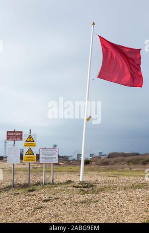 Drapeau rouge indiquant le danger et garder hors ( MOD estate land area ) avec des signes / sign & avis à Browndown côte / camp d'entraînement militaire de base côtière / site / zone. Attention signifie vivre le feu sur le live de tir. Lee sur le Solent près de Gosport et Portsmouth. Royaume-uni l'Angleterre (105) Banque D'Images