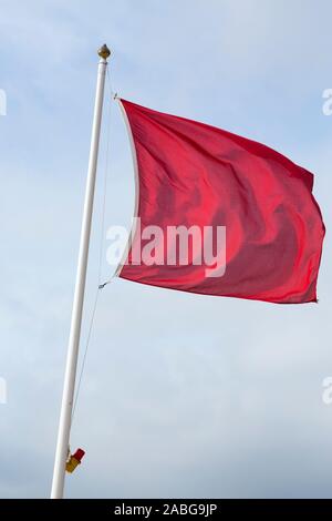 Drapeau rouge indiquant le danger et garder hors ( MOD estate land area ) avec des signes / sign & avis à Browndown côte / camp d'entraînement militaire de base côtière / site / zone. Attention signifie vivre le feu sur le live de tir. Lee sur le Solent près de Gosport et Portsmouth. Royaume-uni (105) Banque D'Images