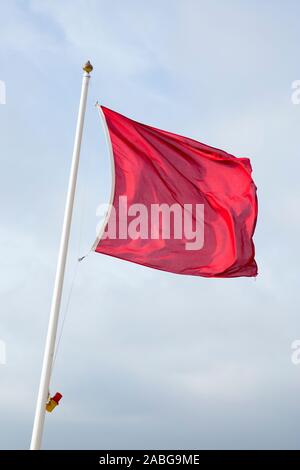 Drapeau rouge indiquant le danger et garder hors ( MOD estate land area ) avec des signes / sign & avis à Browndown côte / camp d'entraînement militaire de base côtière / site / zone. Attention signifie vivre le feu sur le live de tir. Lee sur le Solent près de Gosport et Portsmouth. Royaume-uni (105) Banque D'Images