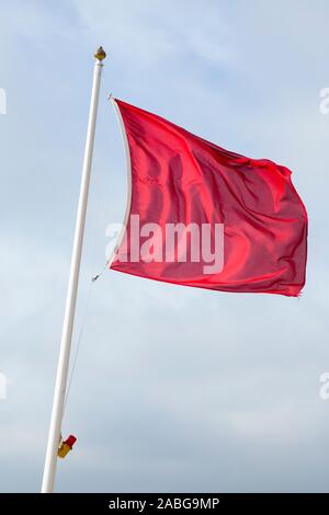 Drapeau rouge indiquant le danger et garder hors ( MOD estate land area ) avec des signes / sign & avis à Browndown côte / camp d'entraînement militaire de base côtière / site / zone. Attention signifie vivre le feu sur le live de tir. Lee sur le Solent près de Gosport et Portsmouth. Royaume-uni (105) Banque D'Images