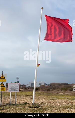 Drapeau rouge indiquant le danger et garder hors ( MOD estate land area ) avec des signes / sign & avis à Browndown côte / camp d'entraînement militaire de base côtière / site / zone. Attention signifie vivre le feu sur le live de tir. Lee sur le Solent près de Gosport et Portsmouth. Royaume-uni (105) Banque D'Images