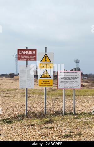 Danger et empêcher ( MOD estate land area ) / signes & avis à Browndown côte / camp d'entraînement militaire de base côtière / site / zone. Lee sur le Solent près de Gosport & Portsmouth. Royaume-uni (105) Banque D'Images