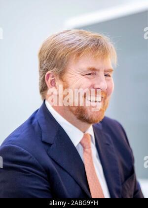 Vugt, Pays-Bas. 27 Nov, 2019. Le roi Willem-Alexander des Pays-Bas à la Nationaal Monument Kamp Vught, le 27 novembre 2019, à la mémoire renouvelée ouverte centre, Kamp Vught était un camp de concentration de l'occupant allemand pendant la Seconde WarCredit : Albert Nieboer/ Pays-Bas OUT/Point de vue OUT |/dpa/Alamy Live News Banque D'Images