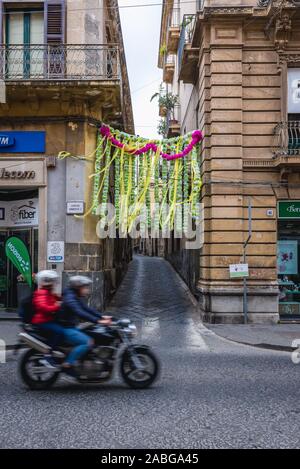 Décorations sur Corso Umberto I Street à Acireale ville côtière italienne de l'agglomération de la ville de Catane, Sicile, Italie Banque D'Images