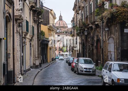 Corso Savoia Street à Acireale ville côtière italienne de l'agglomération de la ville de Catane, Sicile, Italie du sud - voir avec Dome de cathédrale Banque D'Images