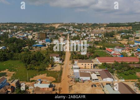 La circulation des voitures dans les rues de la ville Sihaoukville, Drone abattu Banque D'Images