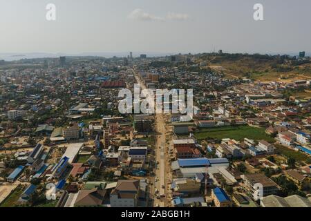 La circulation des voitures dans les rues de la ville Sihaoukville, Drone abattu Banque D'Images