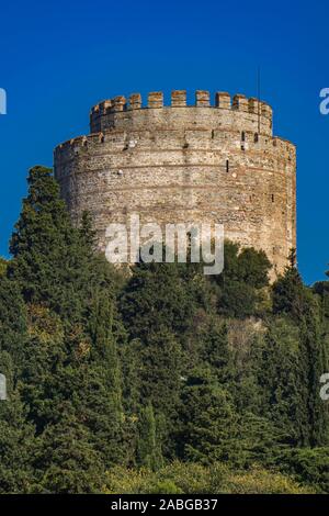 Tour cylindrique de Rumelian château sur les rives européennes du Bosphore à Istanbul, Turquie Banque D'Images