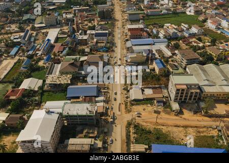 La circulation des voitures dans les rues de la ville Sihaoukville, Drone abattu Banque D'Images