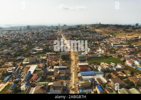 La circulation des voitures dans les rues de la ville Sihaoukville, Drone abattu Banque D'Images