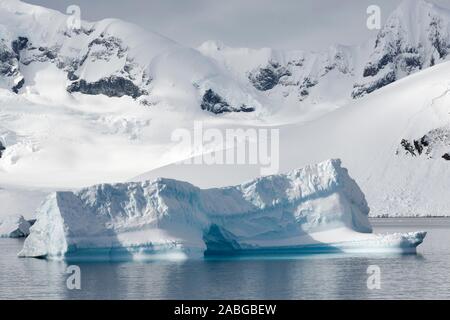 Schwimmender Eisberg, Île Danco vor, Grahamland Antarktische Halbinsel, Antarctique. Iceberg flottant près de l'Île Danco. Banque D'Images
