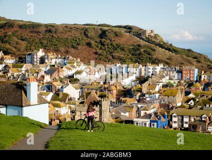 Un jeune cycliste prend dans la vue sur la vieille ville de Hastings de Castle Hill, East Sussex, England, UK Banque D'Images