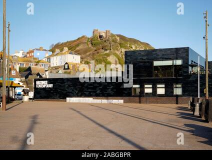 La galerie contemporaine Hastings sur le front de mer à Hastings avec Ascenseur East Hill en arrière-plan Banque D'Images