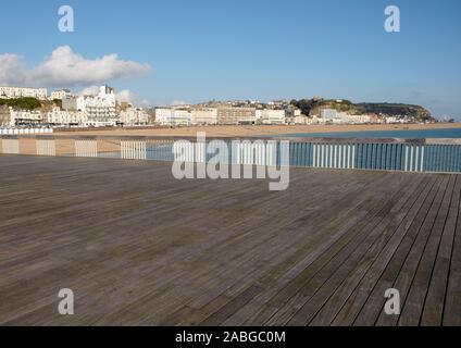 Front de mer de Hastings de l'embarcadère en octobre avec la lame de déserté Banque D'Images