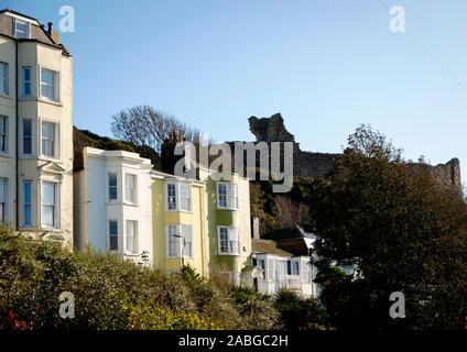 Château de Hastings assis au-dessus des maisons sur Castle Hill Road Banque D'Images