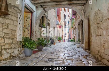 Arcade dans les rues de la vieille ville de Rovinj Croatie Banque D'Images