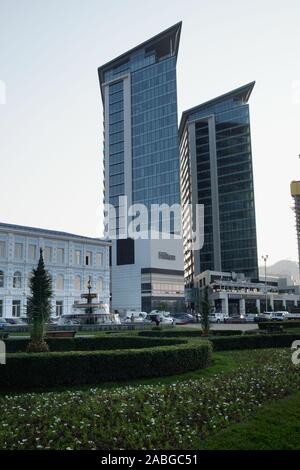 BATUMI, GÉORGIE - 19 novembre 2019 : Hilton Hotel deux tours avec l'entrée de l'immeuble, le nom de l'hôtel, fontaine. 5 étoiles. Banque D'Images