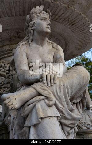 Statue féminine, l'un des trois chiffres qui forment la base de la belle fontaine de la néo-Renaissance Danube, Budapest, Hongrie, Europe. Banque D'Images