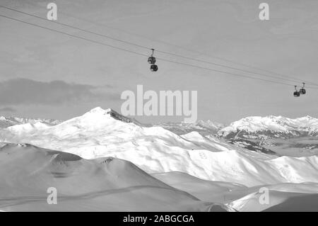 Herrliche Aussicht von der beliebten Wintersportregion Davos Parsenn Weisfluhjoch | Vue panoramique sur la montagne alpes suisses de Weissfluhjoch au-dessus de la fa Banque D'Images