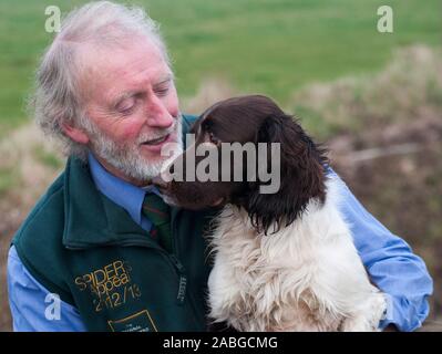 BARRY ATKINSON avec son anglais Springer Spaniel appelé Spider. Photographié après un enregistrement de battant à 1 000 tiges à différentes saisons, tir 10 pour sa charité, l'appel de l'Araignée Banque D'Images