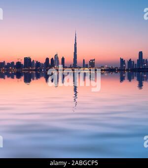 Soir vue sur le Burj Khalifa tower et les toits de Dubaï Émirats Arabes Unis Banque D'Images