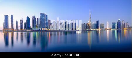 Vue de la nuit de Burj Khalifa et à de nouvelles affaires Bay Creek de Dubaï Émirats Arabes Unis Banque D'Images