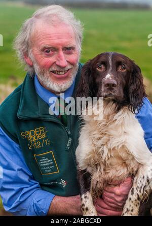 BARRY ATKINSON avec son anglais Springer Spaniel appelé Spider. Après un enregistrement de coups ou de prise en charge sur 1 000 pousses différentes en 10 saisons de tournage, pour sa charité, l'appel de l'Araignée Banque D'Images