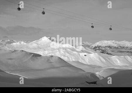 Vue panoramique sur la montagne alpes suisses de Weissfluhjoch au-dessus de la célèbre région d'hiver des Alpes Suisses Davos-City Banque D'Images