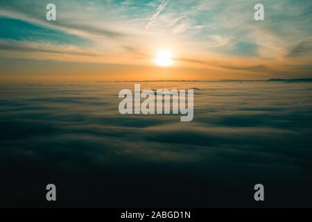 Très belle vue sur le ciel brumeux lever du soleil dans les Alpes autrichiennes Banque D'Images