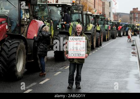 Finbar Reburn, un agriculteur de Cavan, aux côtés de tracteurs en stationnement sur les rues autour de St Stephen's Green dans le centre-ville de Dublin comme une manifestation d'agriculteurs sur les prix qu'ils obtiennent pour leurs produits se poursuit. Banque D'Images