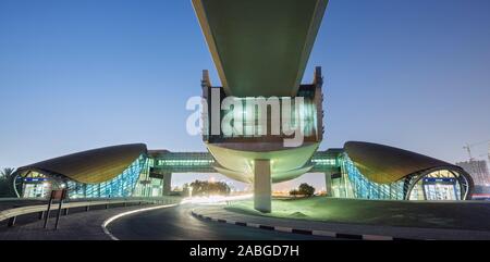 La gare de métro moderne nuit à Dubaï Émirats Arabes Unis Banque D'Images