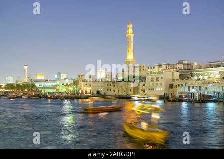Vue de la nuit de l'Abra (bateau-taxi sur le ruisseau à Deira à Dubaï, Émirats Arabes Unis Banque D'Images