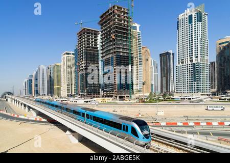 La métro et les toits de Dubaï à l'hôtel Jumeirah Lakes Towers (JLT) à Dubaï Émirats Arabes Unis Banque D'Images