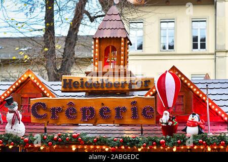 Bannière avec nom de stand de vente traditionnel français de vente au cours du marché de Noël traditionnel crêpe au centre-ville de Heidelberg, Allemagne Banque D'Images