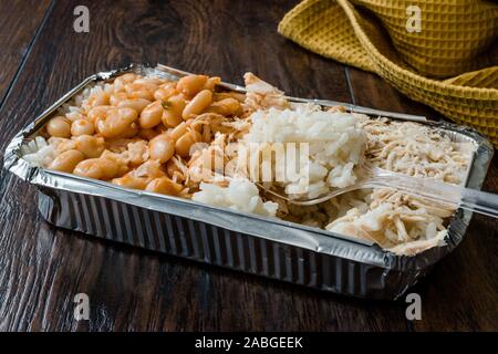 À Emporter, Fast Food turc poulet, riz et haricots blancs / Tavuk Pilav pilaf ou dans un coffret plastique Package / Conteneur. Plat traditionnel. Banque D'Images