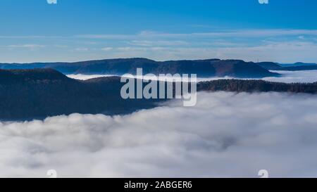 Allemagne, incroyable vue aérienne au-dessus des nuages de brouillard dans la vallée de Jura souabe nature paysage aux beaux jours avec ciel bleu près de Stuttgart Banque D'Images