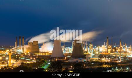 Vue de la raffinerie de Grangemouth exploité par INEOS sur Forth en Écosse, Royaume-Uni Banque D'Images