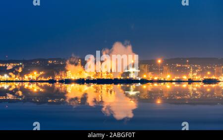 Vue de nuit sur la raffinerie de Grangemouth exploité par INEOS en Ecosse, Royaume-Uni Banque D'Images