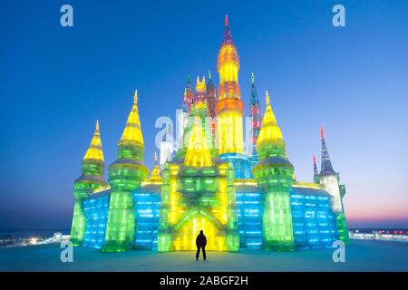 Vue de nuit au château de glace Harbin Ice Festival à Liaoning en Chine , Banque D'Images