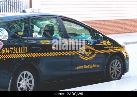 Vancouver, Canada - Octobre 5,2019 : gros plan d'un haut noir Taxi Cabs est en attente pour le passager autour de No Stopping signer au centre-ville de Vancouver Banque D'Images