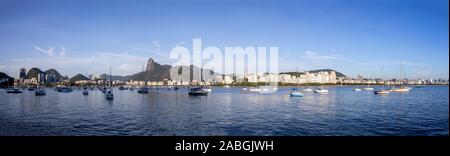 Large vue panoramique de Rio de Janeiro au lever du soleil avec le Corcovado en arrière-plan et les bateaux de plaisance éparpillés dans la baie de Guanabara Banque D'Images