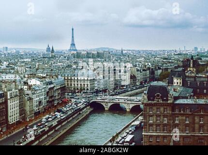 Vue de la Tour Eiffel du haut de la Cathédrale Notre Dame de Paris - reportage tourné d'archives numérisées à partir de 35mm Banque D'Images